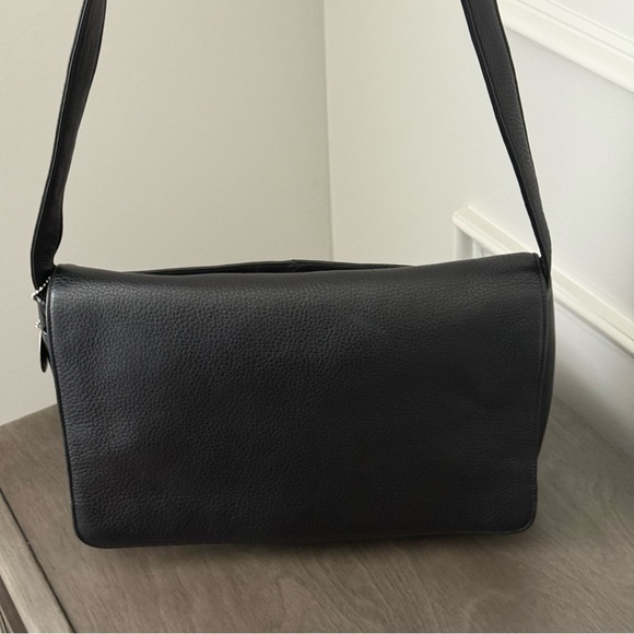 Stone Mountain Handbags - STONE MOUNTAIN Black Leather Shoulder Bag